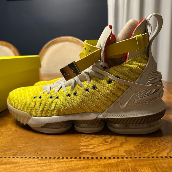 Nike LeBron 16 Harlem Fashion Row Size 13 shoes. - Picture 6 of 9